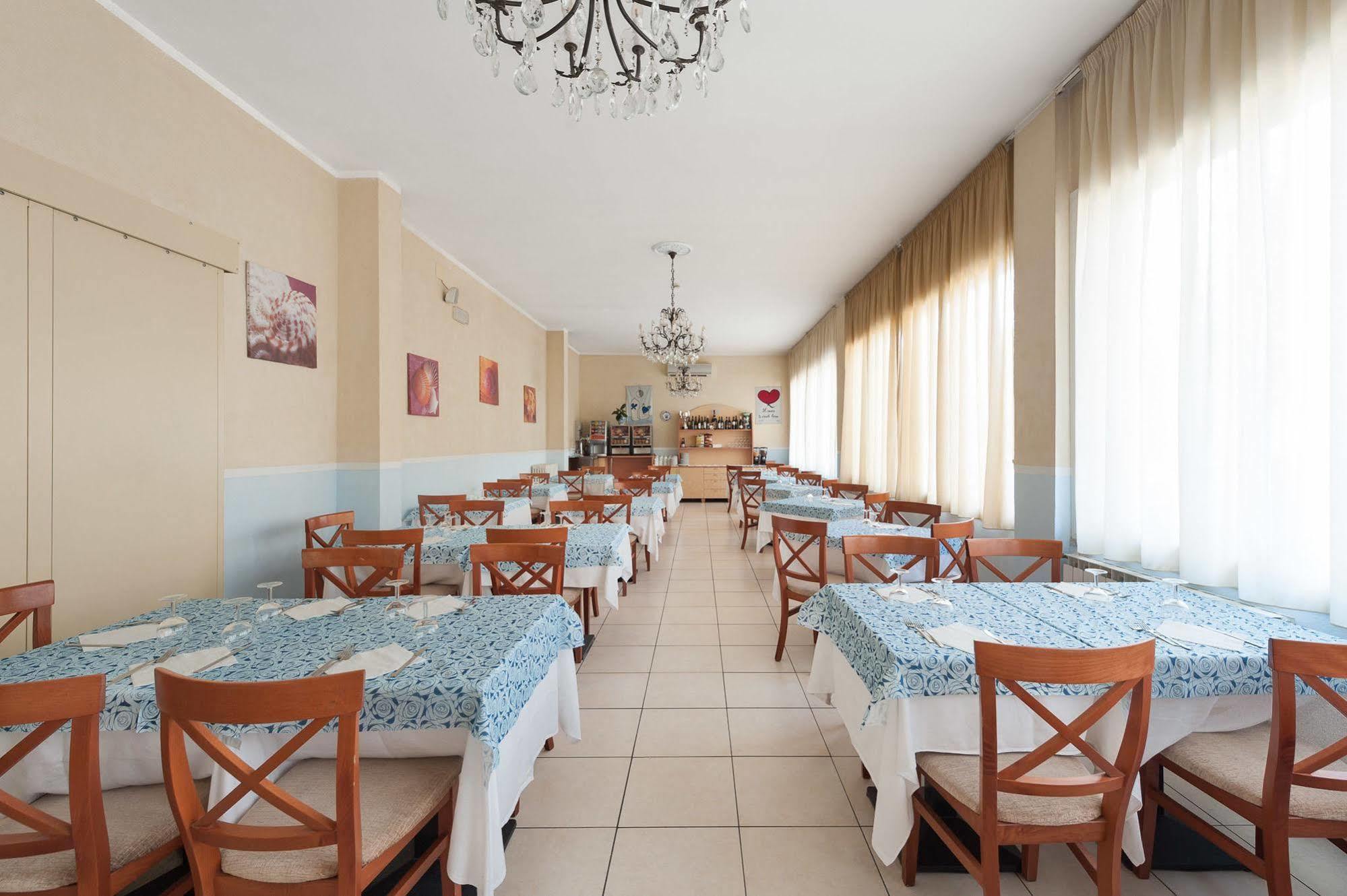 Regina Hotel E Ristorante Punta Marina Exterior photo