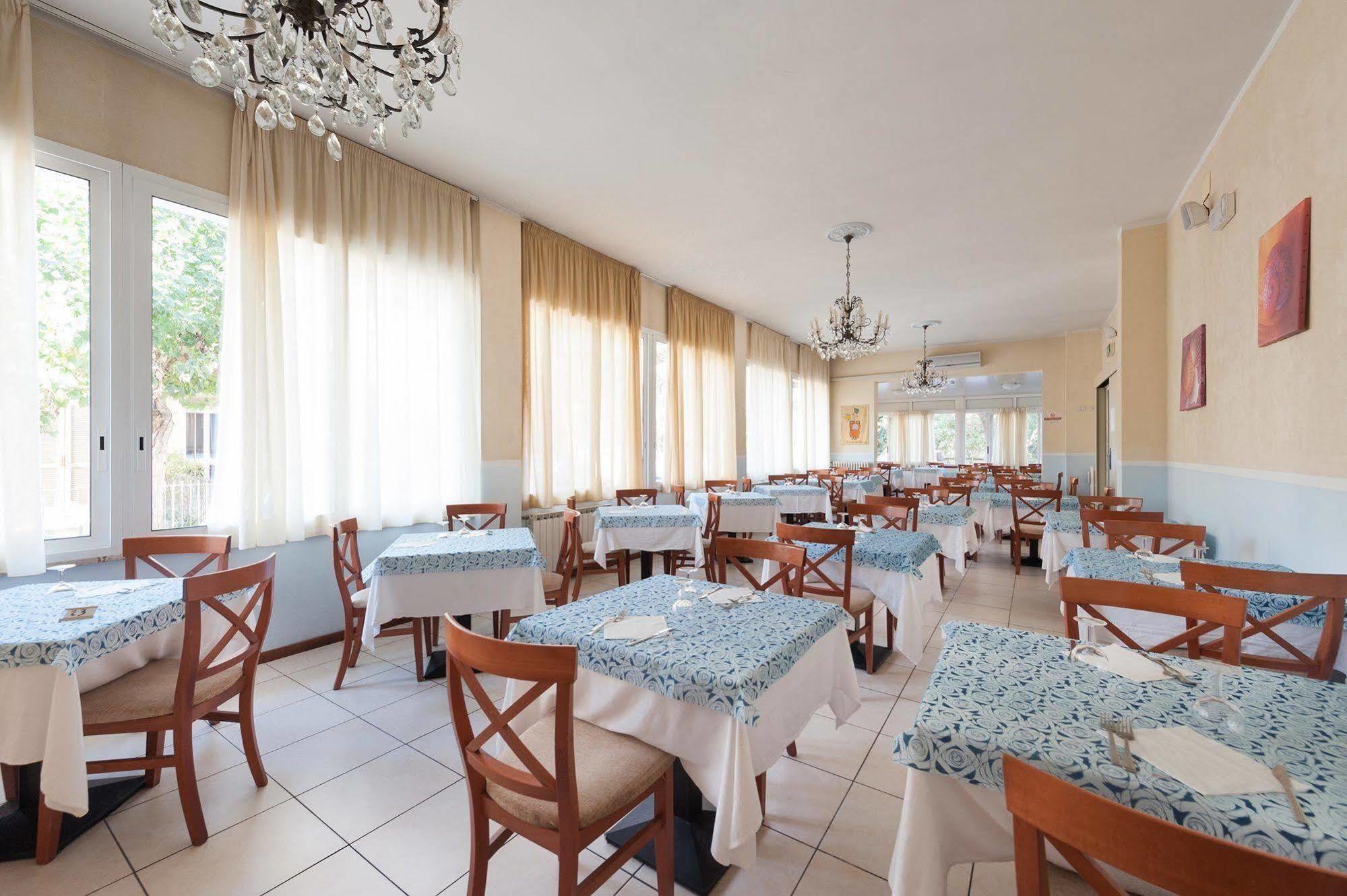 Regina Hotel E Ristorante Punta Marina Exterior photo